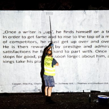 Besser "reinigt" ein Graffiti und ein Text erscheint - Foto: Sven Ellger