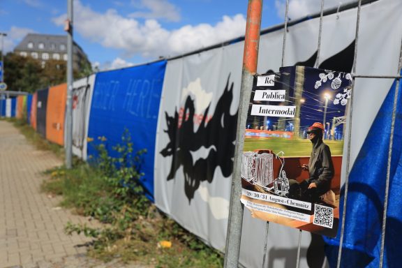 Poster und Zaun der Res Publica Intermodal