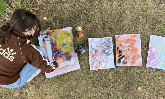 Schablonengraffitiworkshop für eine Schülergruppe